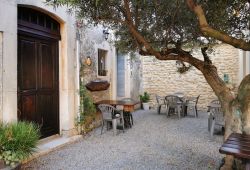 rental of the gîtes under the olive tree gîte le Castellas in vauvert exterior