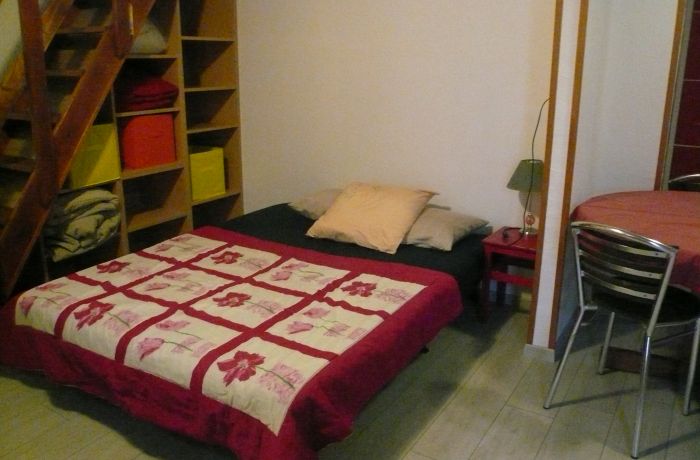 meublé de tourisme Studio Rouge à Vauvert salon BZ