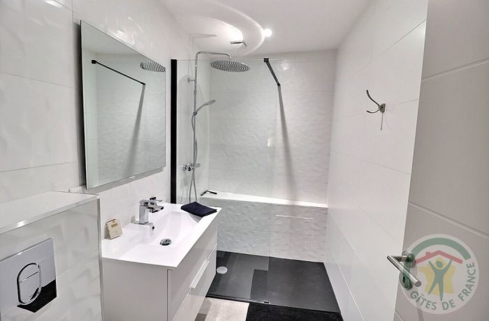 the gîtes of the chapel in vauvert bathroom