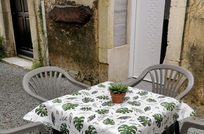 rental of the gîtes under the olive tree gîte le Castellas in Vauvert outdoor dining area