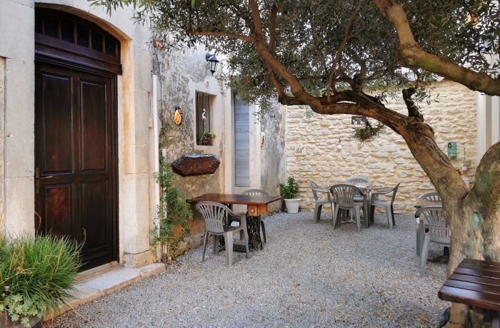 rental of the gîtes under the olive tree gîte le Castellas in Vauvert 