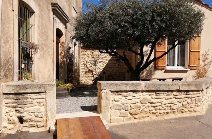 rental the gîtes under the olive tree gîte le Castellas in vauvert exterior ramp