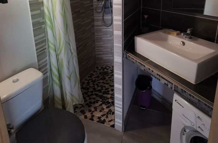 rental the cottages under the olive tree cottage Le mazet under the olive tree bathroom