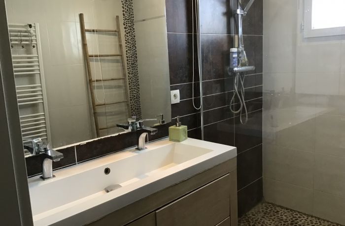 Bathroom in Aimargues shared by the three Etape-Randonneur rooms