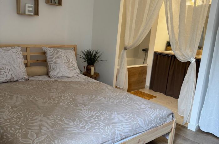 Furnished tourist accommodation in Aimargues, master bedroom, 1st floor