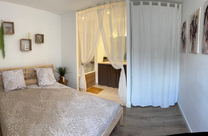 Furnished tourist accommodation in Aimargues, master bedroom, 1st floor