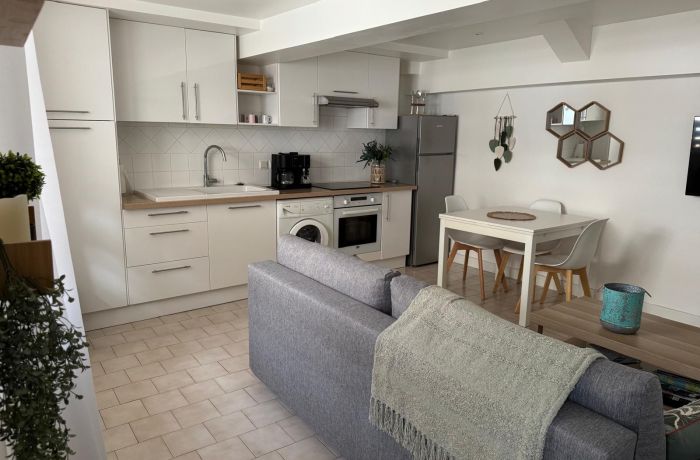 furnished tourist accommodation in Aimargues, ground floor room