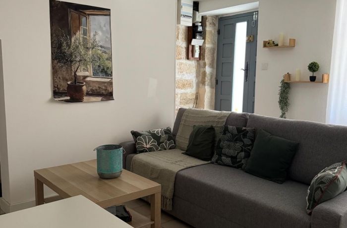 furnished tourist accommodation in Aimargues, ground floor room