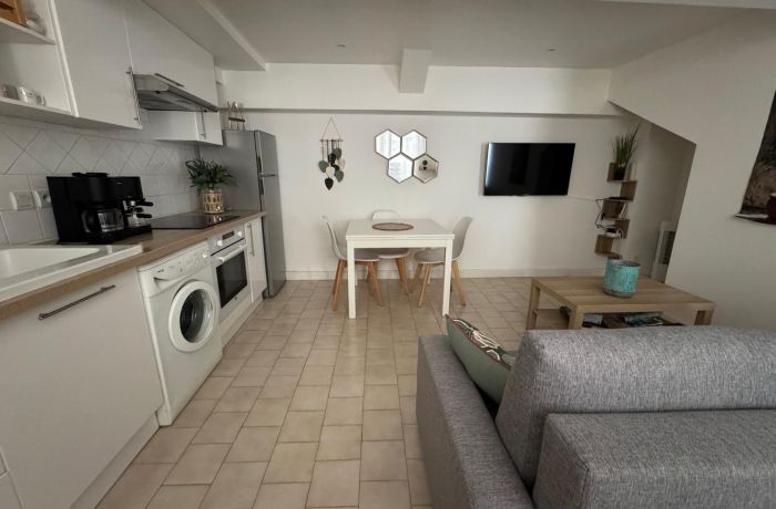 furnished tourist accommodation in Aimargues, ground floor room