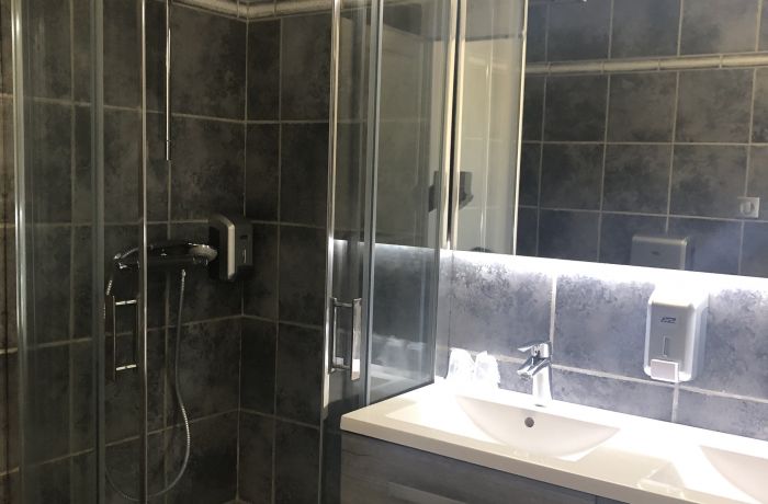 hotel le lys d'or Vauvert salle d'eau